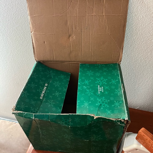 Fisher-Price Little People Santa's Holiday Adventure Playset - Picture 12 of 13